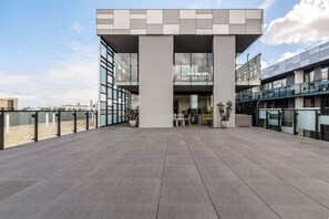 Terrace/patio - Riverside sub-penthouse with huge private terrace (Abbotsford)