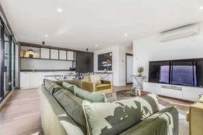 Smart TV, offices - Riverside sub-penthouse with huge private terrace (Abbotsford)