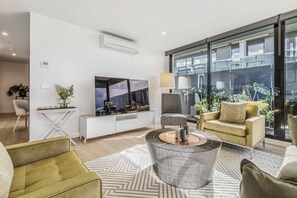 Smart TV, offices - Riverside sub-penthouse with huge private terrace (Abbotsford)