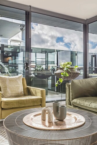 VAQUAY Embassy in Abbotsford | Riverside Stay • Desk & Huge Balcony • Near Shops