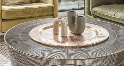 VAQUAY Embassy in Abbotsford | Riverside Stay • Desk & Huge Balcony • Near Shops