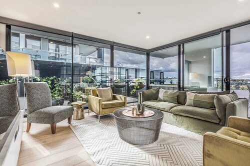 Riverside sub-penthouse with huge private terrace