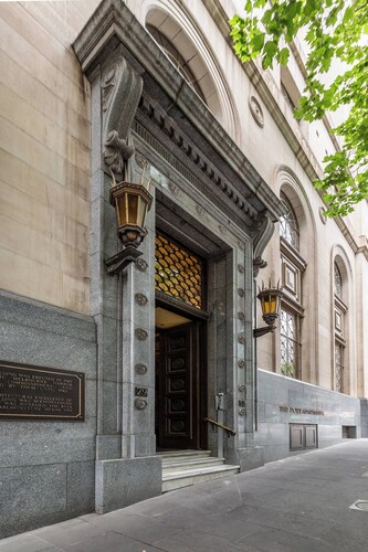 Quiet pied-à-terre, Port Authority building