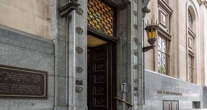 Quiet pied-à-terre, Port Authority building