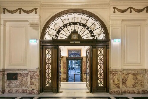 Quiet pied-à-terre, Port Authority building