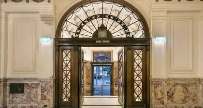Quiet pied-à-terre, Port Authority building