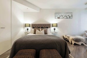 2 bedrooms, iron/ironing board, free WiFi, bed sheets - Waterfront condo with marina views near promenade (Docklands)