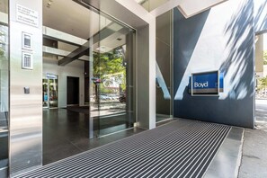 Exterior detail - Waterfront condo with marina views near promenade (Docklands)