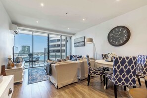 Dining - Waterfront condo with marina views near promenade (Docklands)