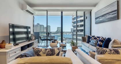 Glamptons - Stunning Waterfront Apt With Views