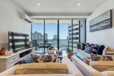 Glamptons - Stunning Waterfront Apt With Views