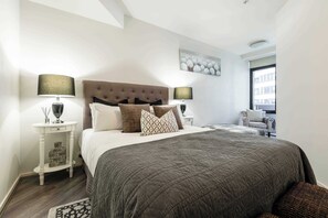 2 bedrooms, iron/ironing board, WiFi, bed sheets - Waterfront condo with marina views near promenade (Docklands)