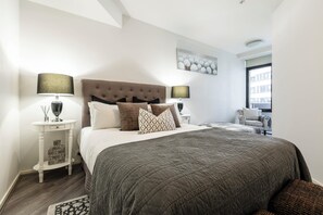 2 bedrooms, iron/ironing board, WiFi, bed sheets - VAQUAY Glamptons In Docklands | Waterfront Views & Steps to Promenade (Docklands)