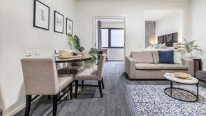 Una sala moderna con sofá, mesa de centro y comedor.