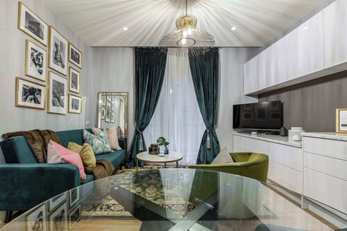 Parisian pied-à-terre with deep bath on Collins St