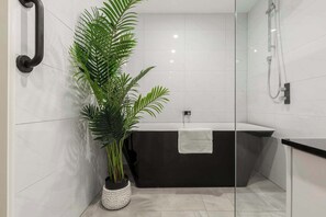 Suihku, hiustenkuivaaja, pyyhkeet