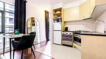 Een koelkast, een microgolfoven, een oven, een kookplaat