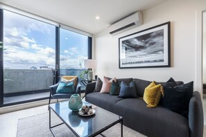 TV - VAQUAY Rooftops in Fitzroy | Urban Fitzroy Escape With Cafes & Art at Doorstep (Fitzroy)