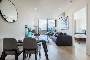 TV - VAQUAY Rooftops in Fitzroy | Urban Fitzroy Escape With Cafes & Art at Doorstep (Fitzroy)