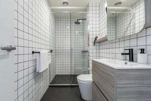 Doccia, asciugacapelli, asciugamani, sapone