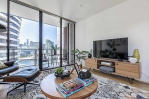 TV, offices - Bohemian marina-view NewQuay promenade apartment (Docklands)