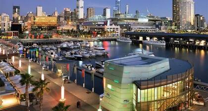 Soho - Chic 1BR In Heart of Docklands Plus Parking