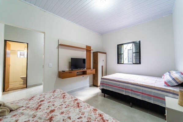 Iron/ironing board, Internet, bed sheets