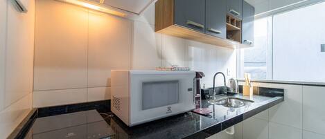 Frigorifero, microonde, forno, pentole/stoviglie/utensili