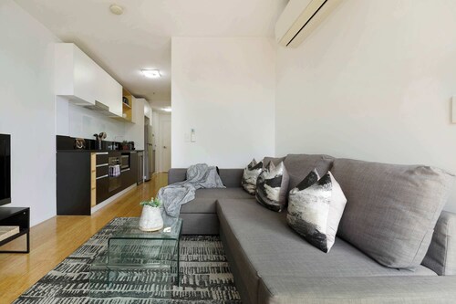 Lygon St apartment near cafés, bars and city tram