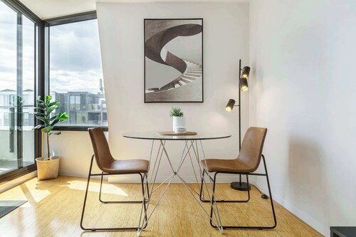 Lygon St apartment near cafés, bars and city tram