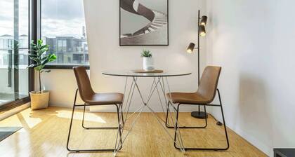 Lygon St apartment near cafés, bars and city tram