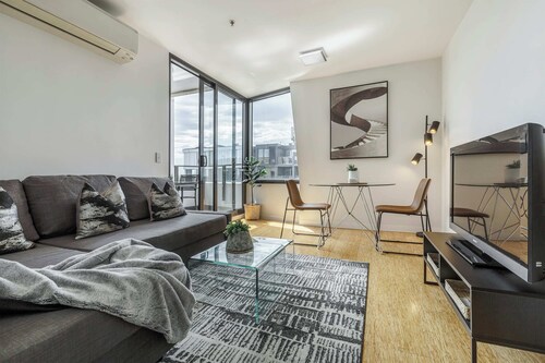 Sleek Minimalist Condo w City Views FREE Parking