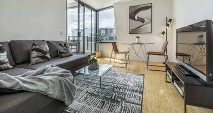 Sleek Minimalist Condo w City Views FREE Parking