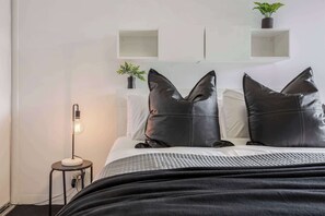 1 bedroom, iron/ironing board, free WiFi, bed sheets - Lygon St apartment near cafés, bars and city tram (Brunswick)