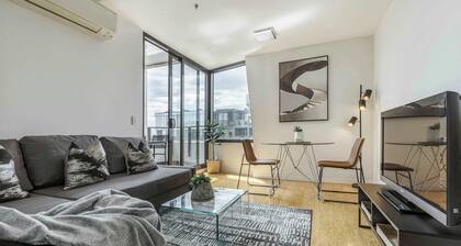 Lygon St apartment near cafés, bars and city tram
