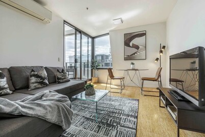 Lygon St apartment near cafés, bars and city tram