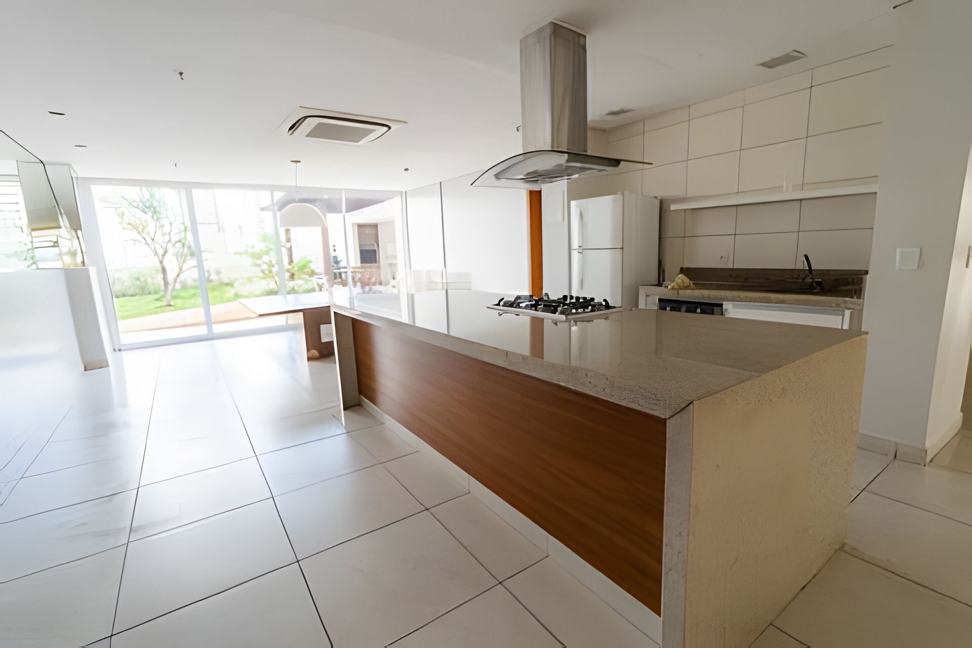 Geladeira, micro-ondas, talheres/pratos/utensílios de cozinha