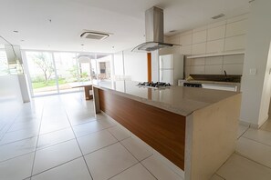 Kjøleskap, mikrobølgeovn og kjøkkenutstyr