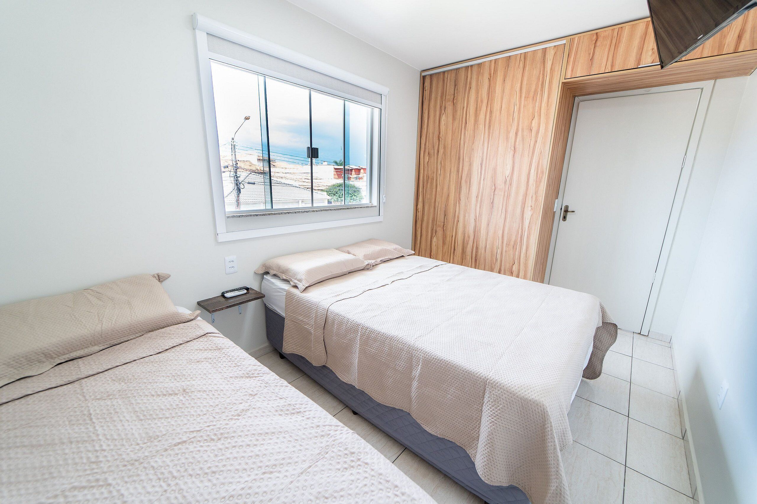 1 多间卧室、熨斗/熨衣板、上网接入、床单