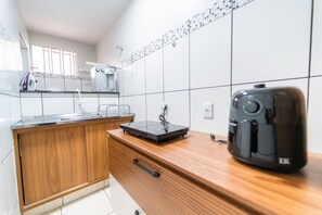 Fridge, microwave, cookware/dishes/utensils - 20%off, Até 4 Hóspedes , Garagem Jr Catito (Brasilia)