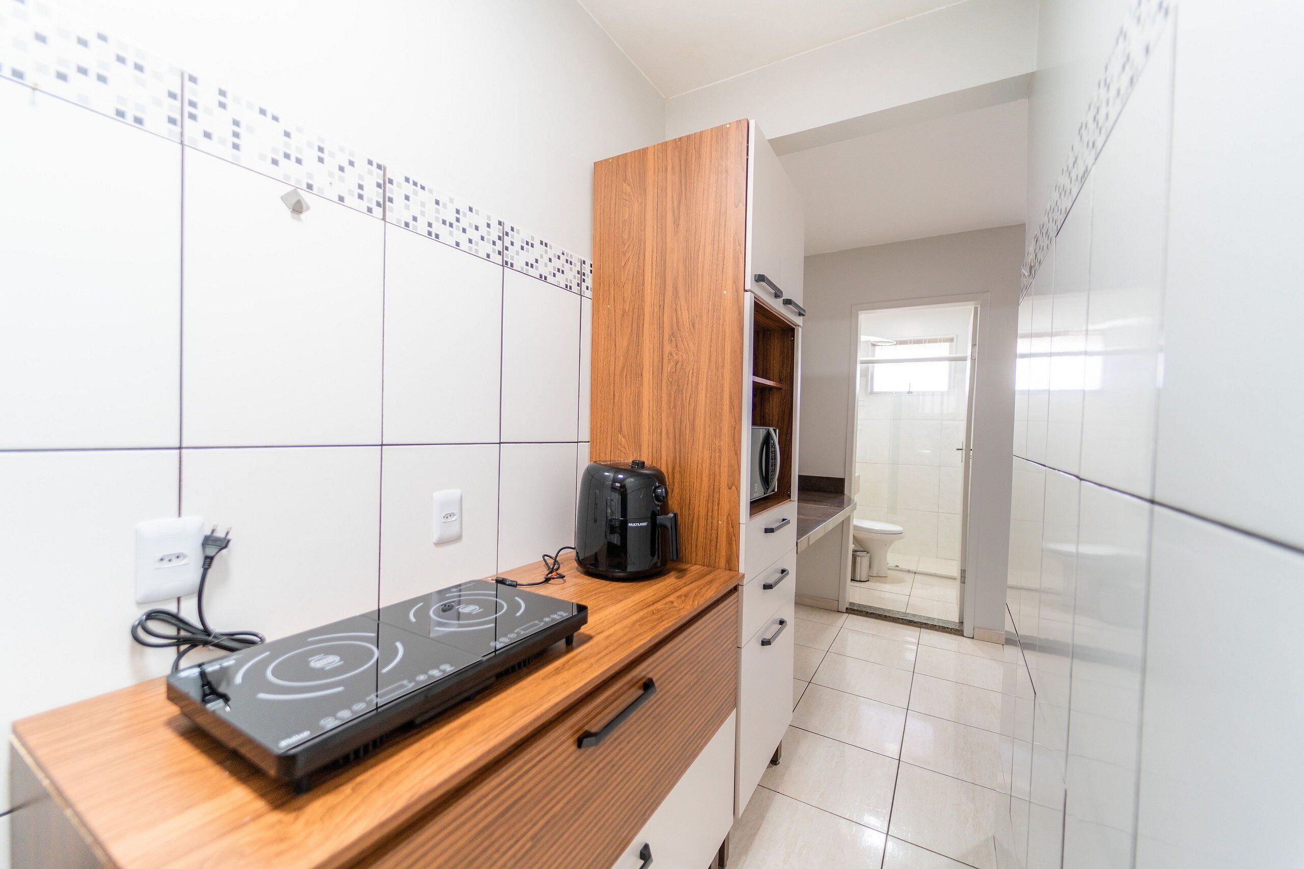 Geladeira, micro-ondas, talheres/pratos/utensílios de cozinha