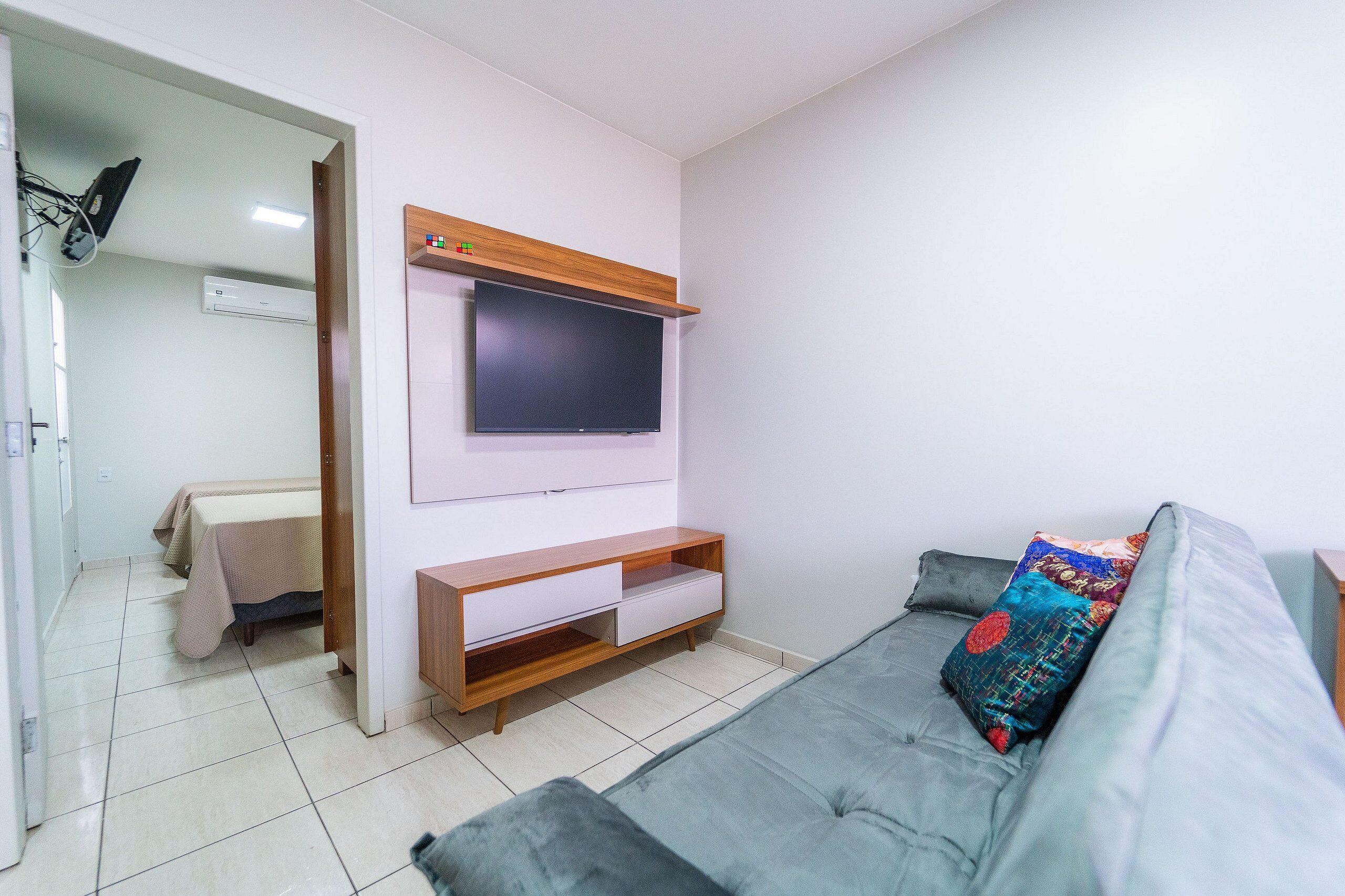 Ferros/tábuas de passar roupa, acesso à internet, roupa de cama