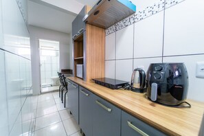 Fridge, microwave, cookware/dishes/utensils, dining tables - Até 4hospedes , Wi-fi 400mb (Brasilia)