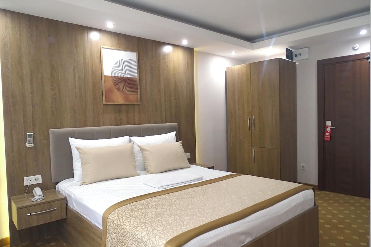 1 bedroom, down duvets, Tempur-Pedic beds, minibar