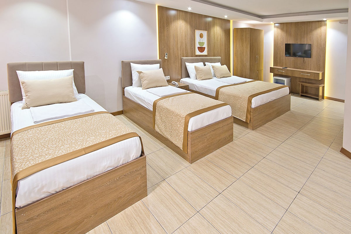 ผ้านวมขนเป็ด, เตียง Tempur-Pedic, มินิบาร์, ตู้นิรภัยในห้องพัก