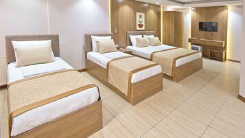 Selimut bulu angsa, tempat tidur Tempur-Pendic, minibar, dan brankas