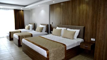 Quarto quádruplo luxo | Edredons de pluma, camas Tempur-Pedic, frigobar, cofres nos quartos