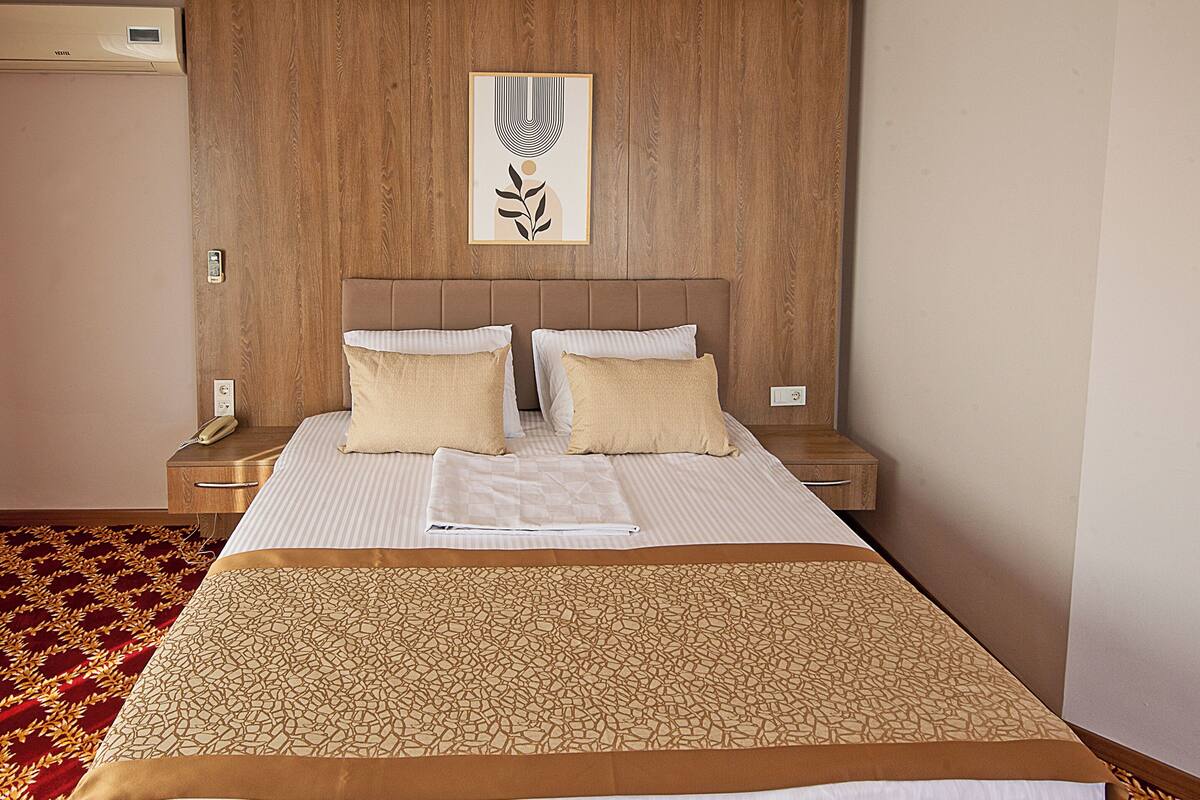 ผ้านวมขนเป็ด, เตียง Tempur-Pedic, มินิบาร์, ตู้นิรภัยในห้องพัก