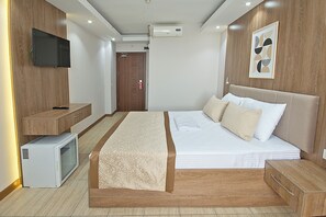 Habitación doble | Edredones de plumas, colchones Tempur-Pedic, minibar y caja fuerte