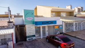 A dental clinic named 'Universo Bucal' with a signboard advertising specialized dentistry. - Kitnet 20% off, Full Kitchen, up to 4 Guests, Jr Catito (Brasília)